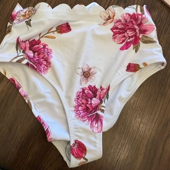 NWT women’s Cupshe white and floral high rise Bikini Bottom.  Size Small - Picture 5 of 5
